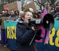 Maggie Schoenbaum, de 12 años, habla acerca del derecho al aborto durante la Marcha de las Mujeres frente a la Casa Blanca, el domingo 22 de enero de 2023, en Washington.