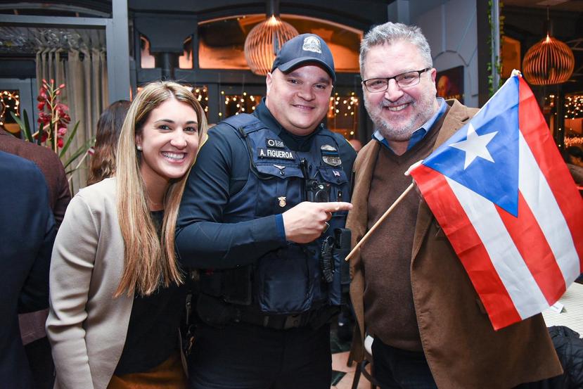 Isabel Rullán, de ConPRmetidos, el policía puertorriqueño de Washington D.C., Ángel Figueroa, y el dueño del restaurante High Street Café, en Georgetown, Manuel Iguina. (Suministrada)