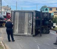Camión volcado que impactó poste en Bayamón.