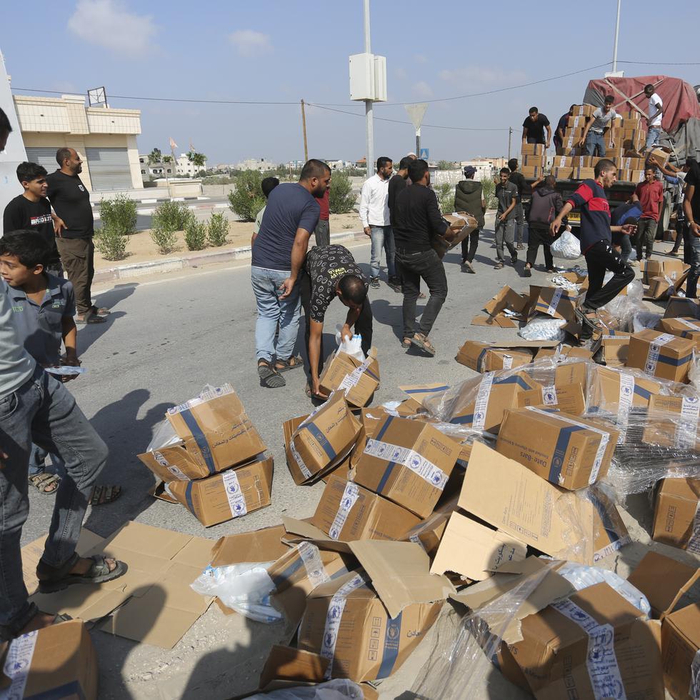 Palestinos saquean un camión con ayuda humanitaria cerca del paso fronterizo de Rafah, en la Franja de Gaza, el 2 de noviembre de 2023.