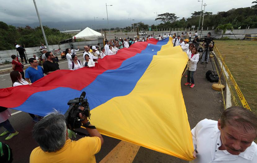 Los médico desplegaron una bandera de Venezuela. (EFE)