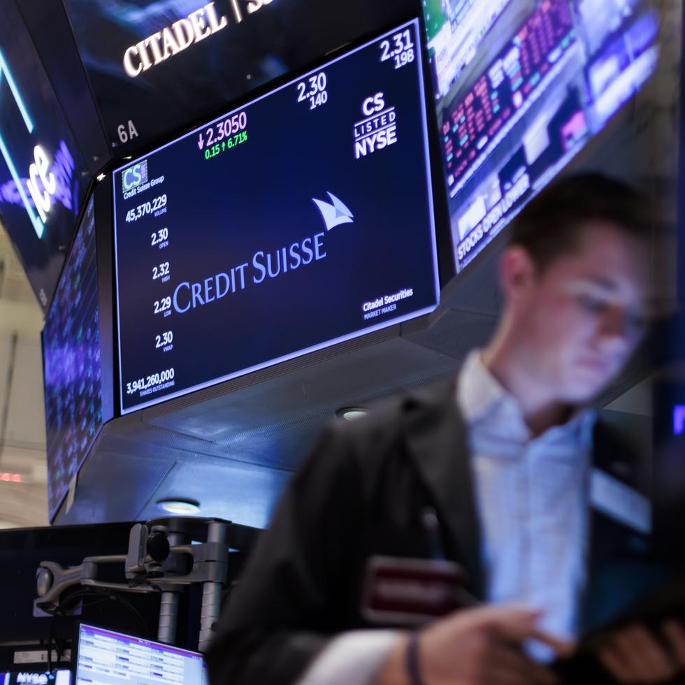 La acción de Credit Suisse se desplomó la semana pasada en la Bolsa de Valores de Nueva York a medida que se confirmaban sus problemas financieros. La institución bancaria fue adquirida el domingo por UBS, en una transacción forzada por los reguladores suizos. EFE/JUSTIN LANE