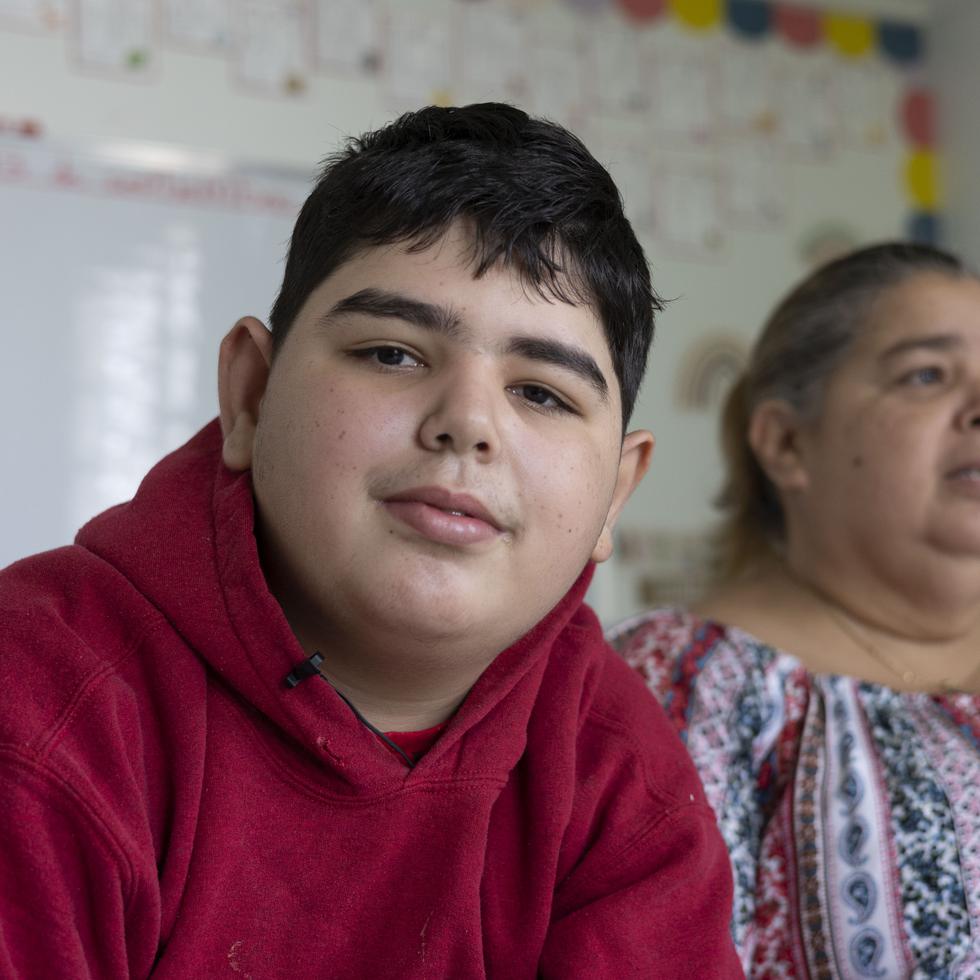 José Laguna, de 17 años, junto a su madre Melissa Ortiz, en su salón de clases en la Ciudad de las Ideas Bilingual Academy (CIBA), en Corozal.