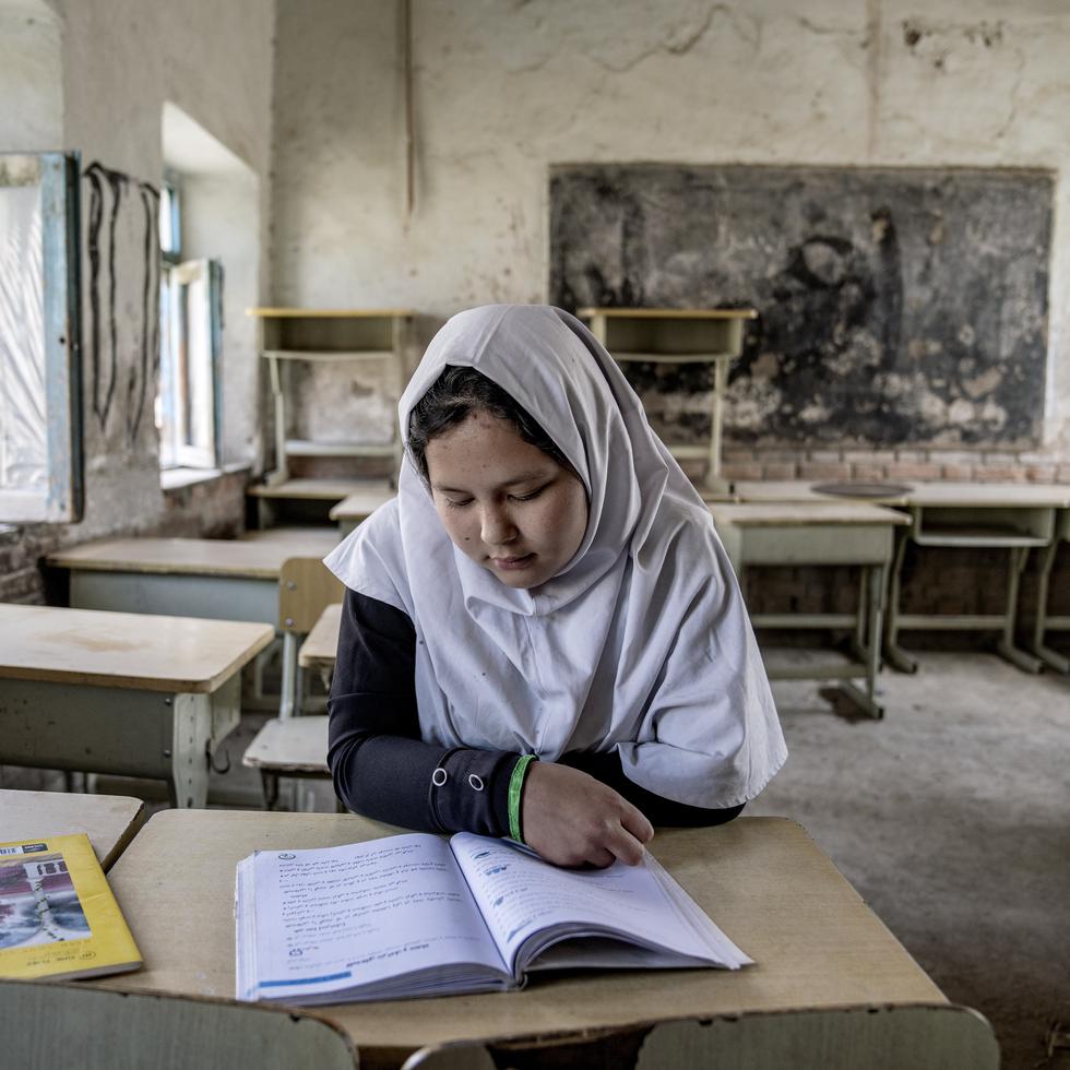 Las escuelas afganas abrieron el miércoles para el nuevo curso escolar, mientras miles de niñas seguían sin poder asistir a clase por tercer año seguido, después de que el Talibán vetara a las niñas de las escuelas a partir de sexto grado.