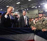 El presidente de Estados Unidos, Donald Trump, saluda a las tropas tras intervenir en un acto por el Día de los Caídos en Guerras abordo del USS Wasp, el 28 de mayo de 2019, en Yokosuka, Japón. (AP/Evan Vucci)