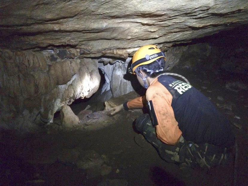 Buzos buscan a miembros del equipo de fútbol juvenil que quedaron atrapados en unas cuevas inundadas en Mae Sai, Chiang Rai, norte de Tailandia. (Departamento Nacional de Parques y Vida Silvestre de Tailandia, vía AP)
