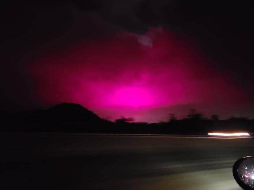 Una imagen del resplandor rosado en el cielo entre Juana Díaz y Santa Isabel. (Captura/Facebook)