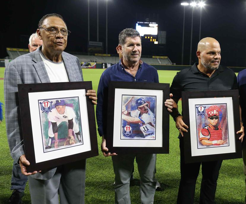 Los miembros del Salón de la Fama, Tany Pérez, Edgar Martínez e Iván Rodríguez, fueron reconocidos en la jornada inaugural del béisbol invernal. (david.villafane@gfrmedia.com)