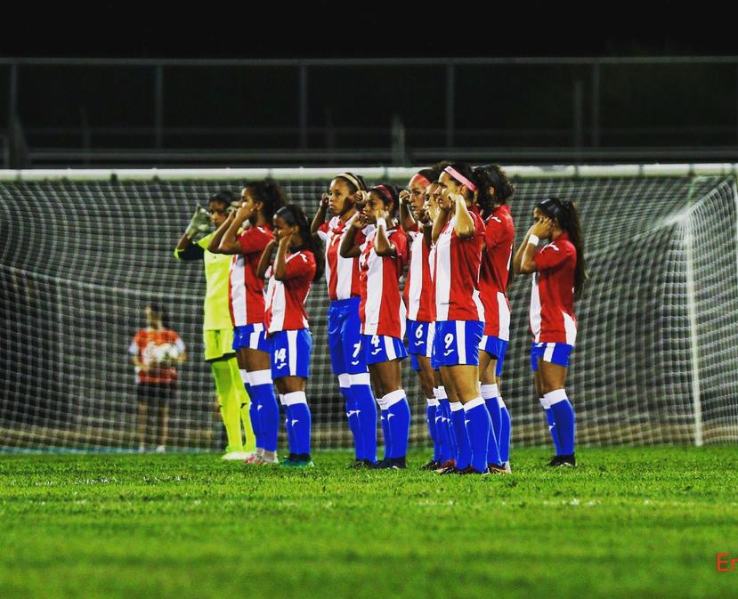 Las jugadoras de Puerto Rico al momento de realizar su protesta antes del amistoso del sábado contra Argentina. (Twitter.com / Nicole Rodríguez)