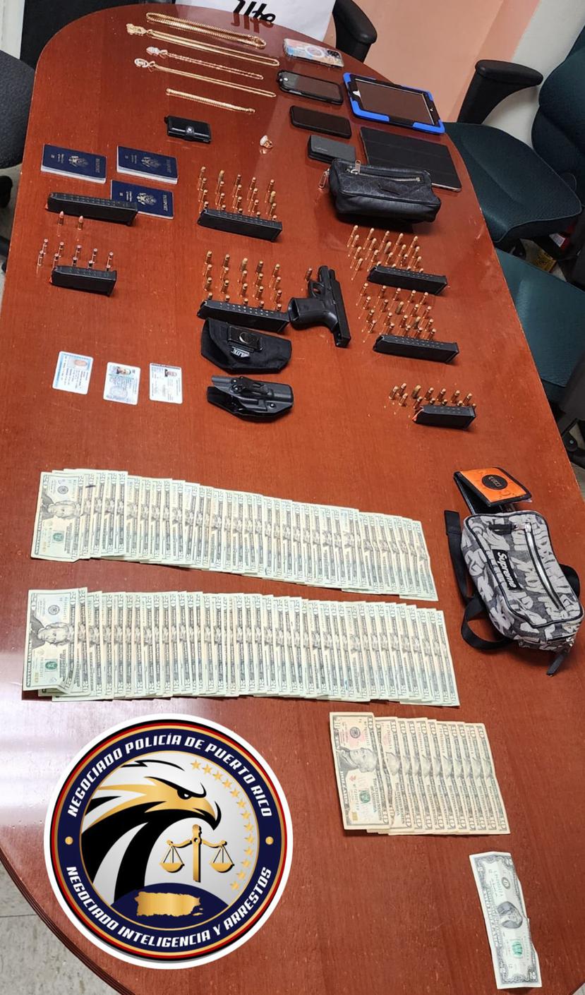 Como parte de los arrestos, la Policía ocupó una pistola Glock, dinero en efectivo y hasta municiones.