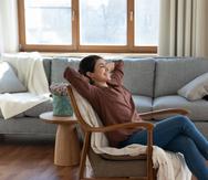 Puedes elevar la vibración de la casa poniendo música alegre o realizar reparaciones pendientes como eliminar una vieja grieta de la pared o retapizar un sofá.