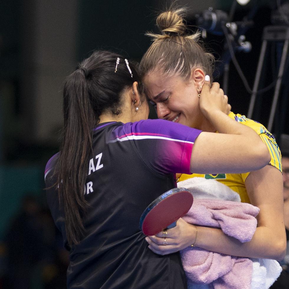 Momento en que la boricua Adriana Díaz consuela a Bruna Takahashi tras el partido final de sencillos en Santiago 2023.