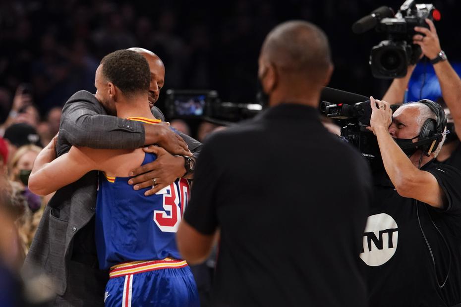 En la foto, Curry abraza a Ray Allen, quien presenció el momento en el que la estrella de Golden State sobrepasó su récord de triples.