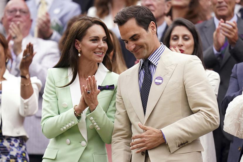 La princesa de Gales intercambia unas palabras con el campeón mundial de tenis, Roger Federer.