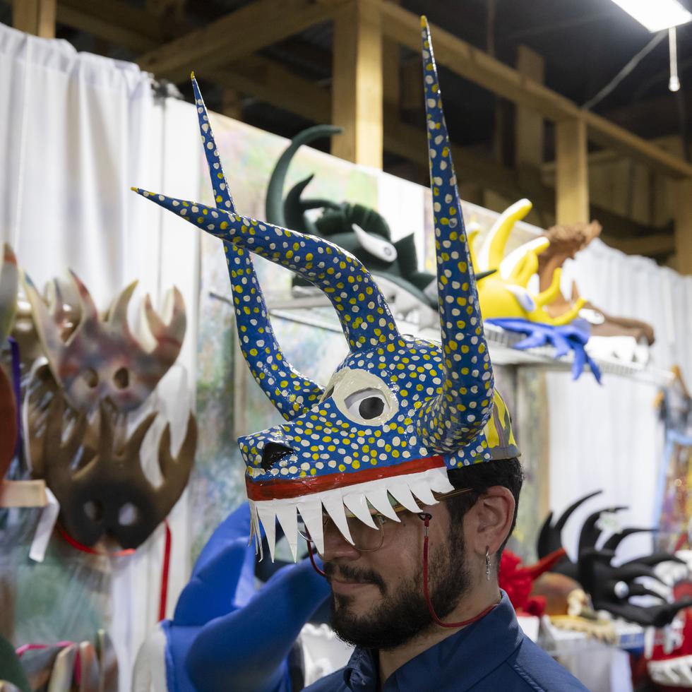 Una mirada al taller donde artesanos crean máscaras que representan el orgullo y la diversión de la comunidad.