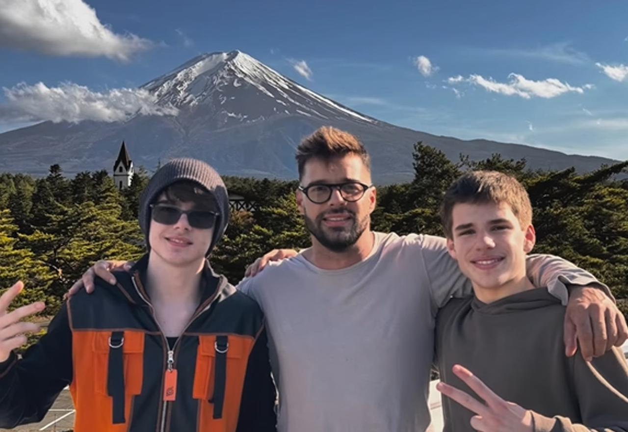 El asombroso parecido físico entre Ricky Martin y sus gemelos brilla durante su viaje a Japón