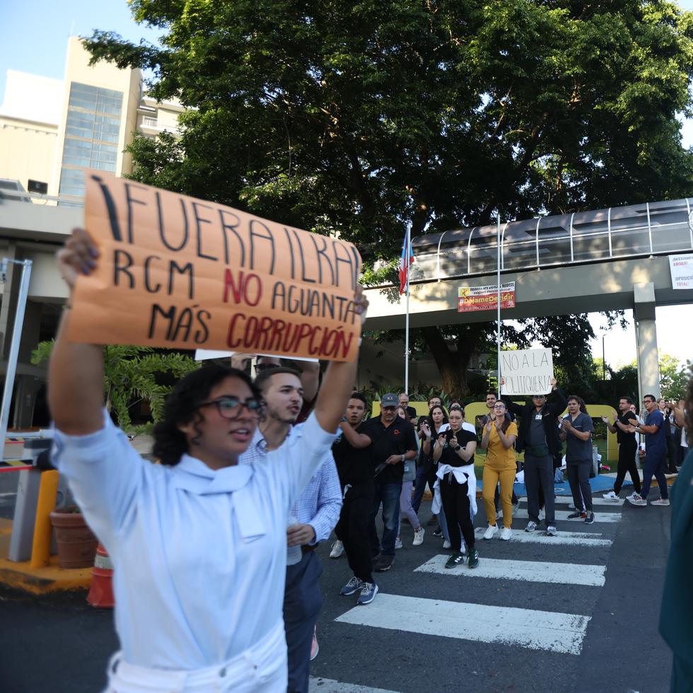 Los estudiantes protestaron frente a la entrada del estacionamiento del Recinto de Ciencias Médicas.