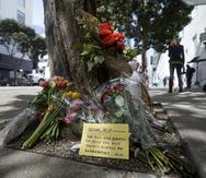Flores cerca del lugar en San Francisco donde fue asesinado el fundador de Cash App, Bob Lee, el 6 de abril de 2023.   (Foto AP /Jeff Chiu)