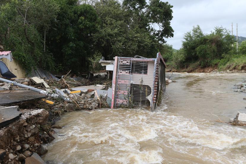 Cinco residencias de la comunidad Guamani, en Guayama, fueron arrastradas por el río.