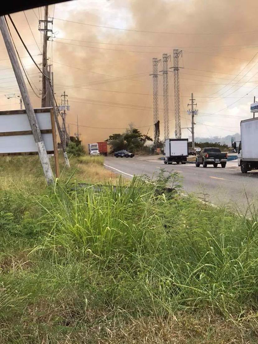 El fuego forestal ocurrió cerca del expreso 52.  (Imagen tomada de Facebook)