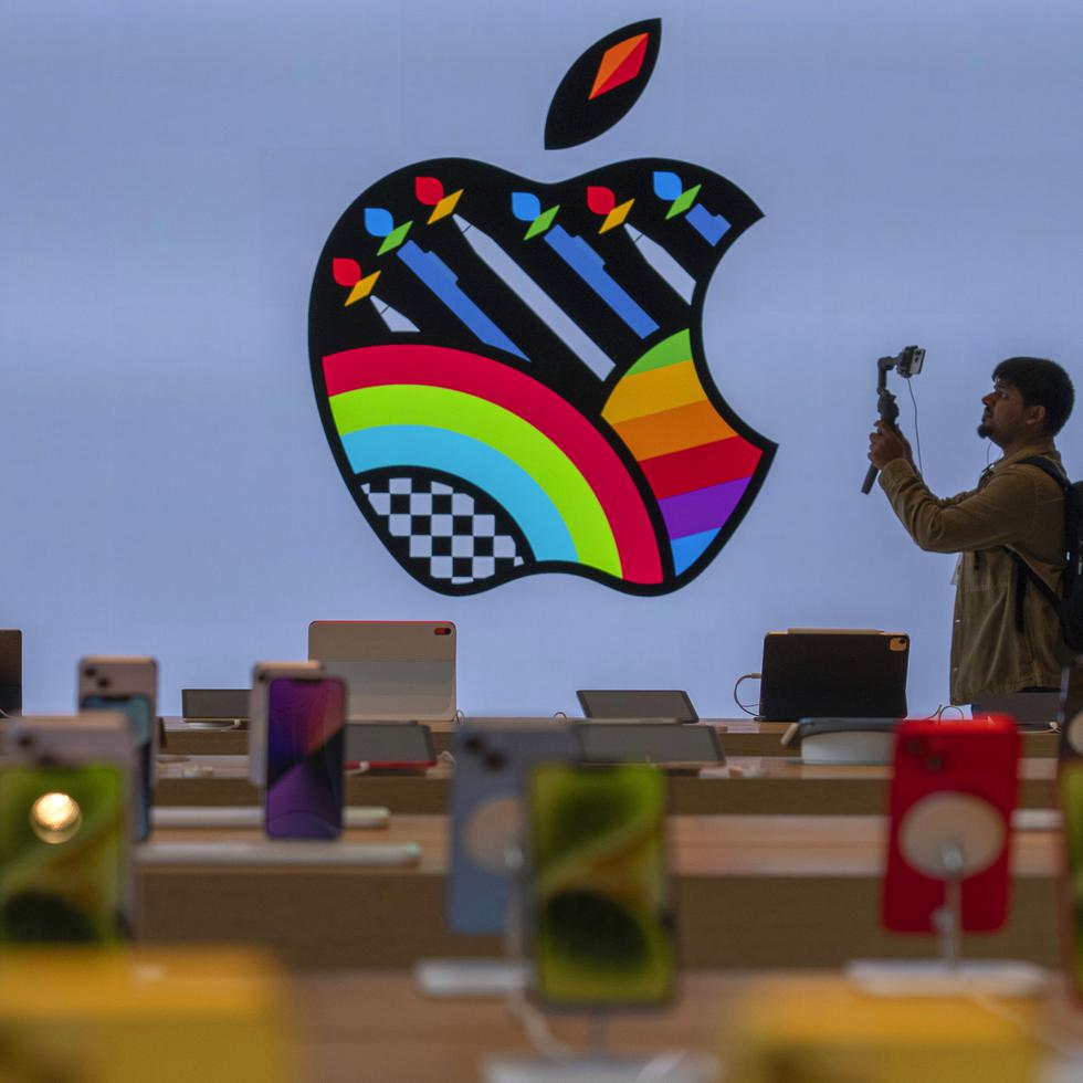 iPhones en exhibición durante una presentación para la prensa de la primera Apple Store de la India.