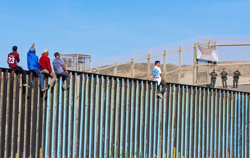 La imagen muestra un segmento del muro que al presente separa la frontera de Estados Unidos y México, en Arizona.