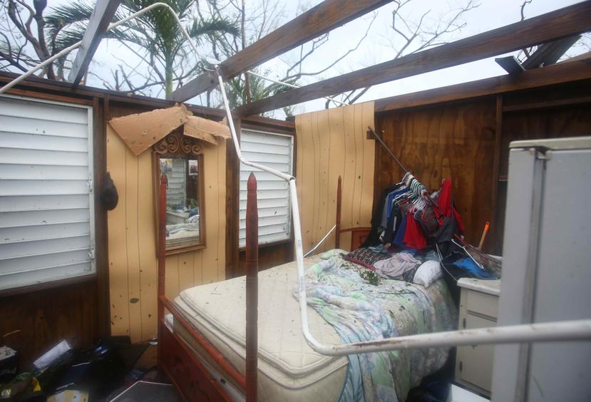 La residencia de Ferdinad Santiago, en Toa Alta, quedó destrozada por los fuertes vientos del huracán María. (Alex Rafael Román / Especial para GFR Media)