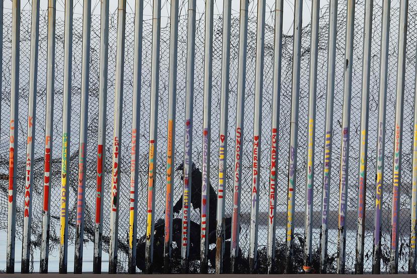 Un agente de la Patrulla Fronteriza de Estados Unidos conduce un vehículo en San Diego, el miércoles 9 de enero de 2019, visto a través del muro fronterizo desde Tijuana, México. (AP/Gregory Bull)