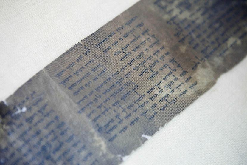 El ejemplar completo más antiguo de los Diez Mandamientos será expuesto en el principal museo de Israel en una muestra que destaca algunos hitos en la historia de la civilización. (AP / Dan Balilty)