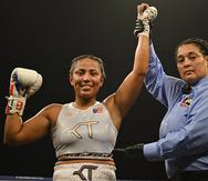 Kiria Tapia sonríe al ser declarada vencedora por decisión unánime en su primer combate como profesional.