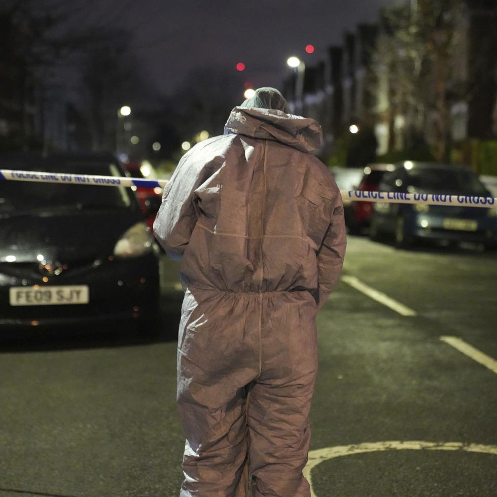 La policía inspecciona el lugar de un suceso cerca de Clapham Common, en el sur de Londres, después de que se arrojara una posible sustancia corrosiva a una mujer y sus dos hijas pequeñas, el miércoles 31 de enero de 2024.