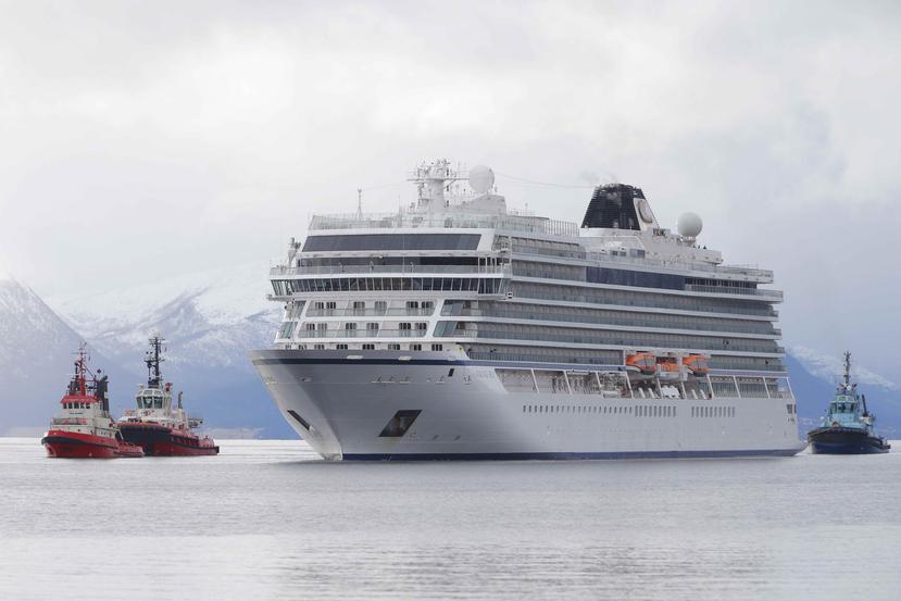 El crucero averiado fue remolcado hasta el puerto de Hustadvika, Noruega. (EFE)