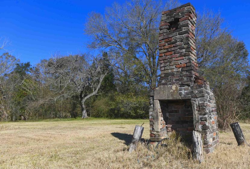 Una chimenea, la última estructura original restante de los días en que los sobrevivientes del Clotilda _el último barco con esclavos que se sabe llegó a Estados Unidos_ habitaban el área, yace en un lote abandonado en Africatown en Mobile, Alabama. (AP)