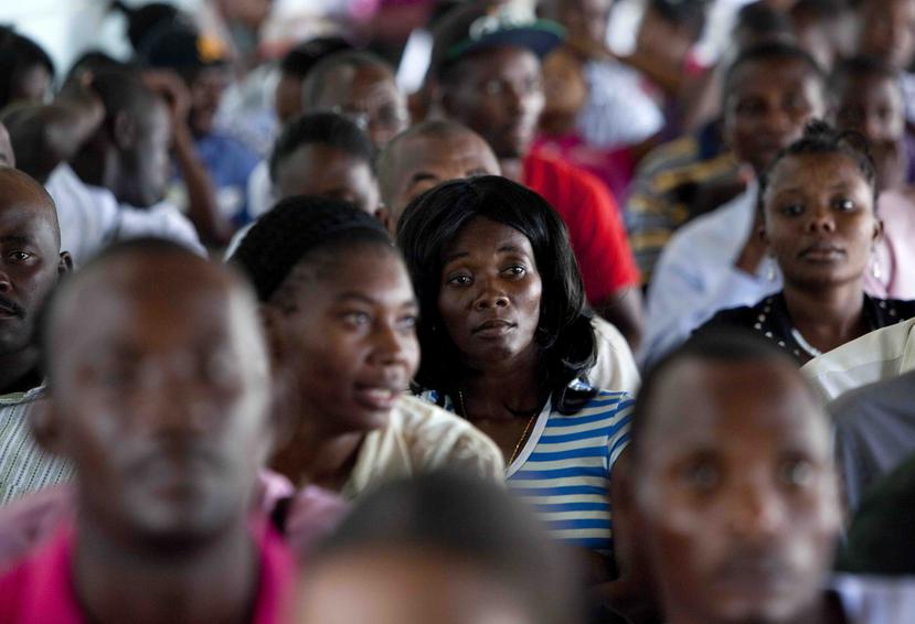 Ciudadanos haitianos esperan ser atendidos en la sede del Ministerio del Interior, en Santo Domingo, República Dominicana. (EFE)