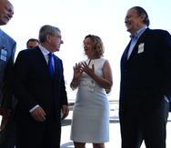Thomas Bach junto a Sara Rosario (centro) y Richard Carrión (derecha) a su llegada a la Base Aérea Muñiz.