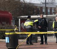 Agentes del Departamento de Policía Metropolitana de Washington D.C. investigan un tiroteo perpetrado en la estación de metro Potomac Avenue, el miércoles 1 de febrero de 2023.