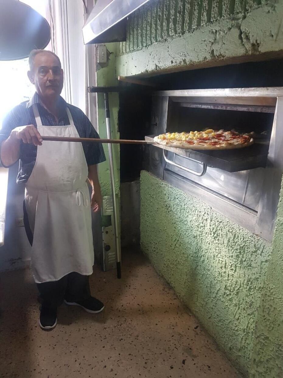 Don Cesáreo “Chey” Veláquez, se inició como pizzero en Nueva York, y al mudarse a Puerto Rico, decidió abrir una pizzería que ahora administra junto a  sus nietos.