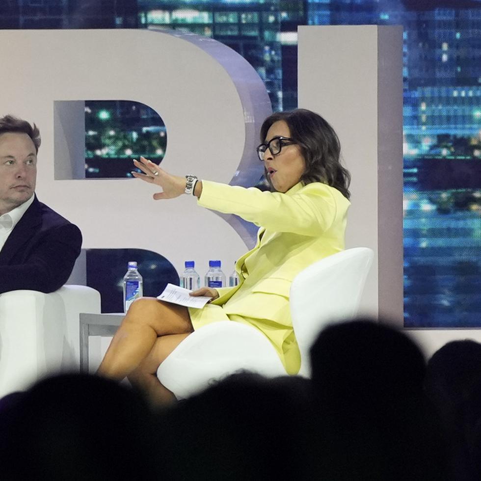 ARCHIVO - El director general de Twitter, Elon Musk, habla con Linda Yaccarino, presidenta de publicidad en NBC, sobre una conferencia de publicidad, el martes 18 de abril de 2023, en Miami Beach, Florida. (AP Foto/Rebecca Blackwell, Archivo)