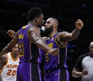 Thomas Bryant (31) y LeBron James (6), de los Lakers de Los Ángeles, celebran una canasta de Bryant en la primera mitad del juego ante los Hawks de Atlanta.