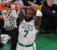 Jaylen Brown, de los Celtics, donquea el balón durante el tercer partido de las Finales ante los Warriors, en el que anotó 27 puntos con nueve rebotes y cinco asistencias.