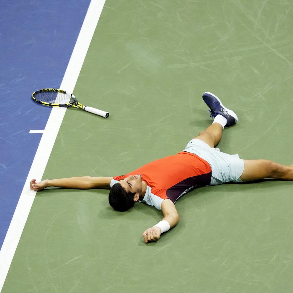Carlos Alcaraz tirado en la pista tras vencer a Frances Tiafoe en las semifinales del US Open, el viernes 9 de septiembre de 2022, en Nueva York.