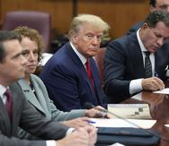 El expresidente Donald Trump junto a su equipo de defensa en un tribunal de Manhattan.