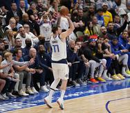 Luka Doncic, base de los Mavericks de Dallas, intenta un triple en el cuarto partido de la final de la Conferencia Oeste ante los Warriors de Golden State.
