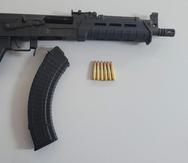Un rifle AK-47 con su cargador.