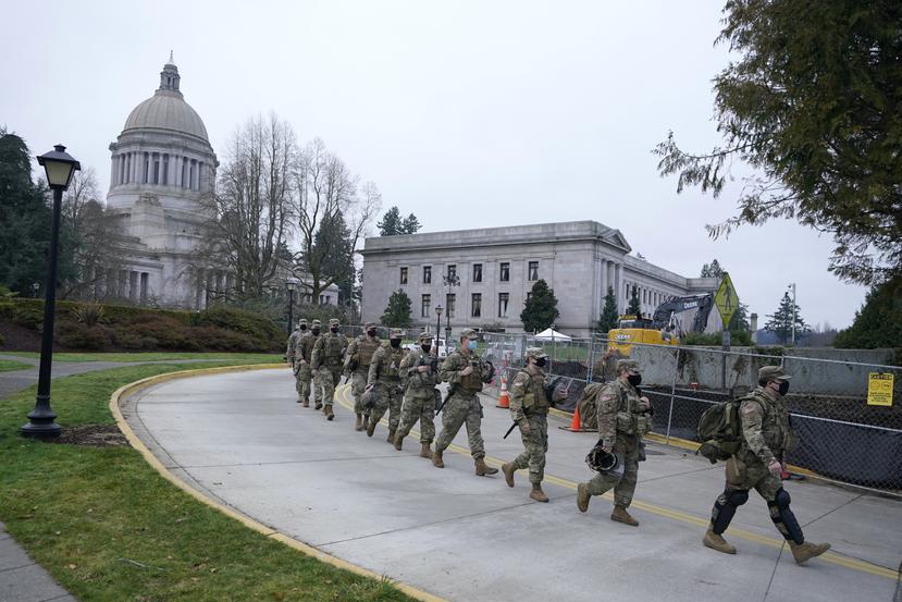 Oficiales de la Guardia Nacional marchan en orden para salir del Capitolio federal durante la toma de posesión de Joe Biden.