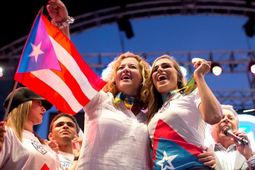 Sara Rosario Vélez y Mónica Puig Marchán durante el recibimiento de la delegación boricua que participó en las olimpiadas Río 2016.