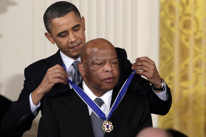 15 de febrero de 2011: el entonces presidente de Estados Unidos, Barack Obama, coloca la Medalla Presidencial de la Libertad al representante John Lewis, demócrata de Georgia, durante una ceremonia en la East Room de la Casa Blanca, en Washington.