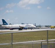 Un avión de JetBlue y otro de Spirit Airlines en el aeropuerto de Fort Lauderdale, en Florida. (Archivo)