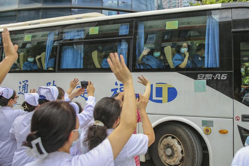 Un grupo de profesionales de la salud salen de Fuzhou para ayudar con los casos de coronavirus en Putian, China, el 12 de septiembre del 2021.