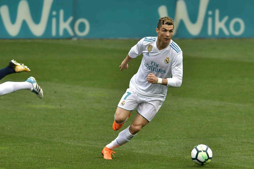 Cristiano Ronaldo persigue el balón durante el partido. (AP)